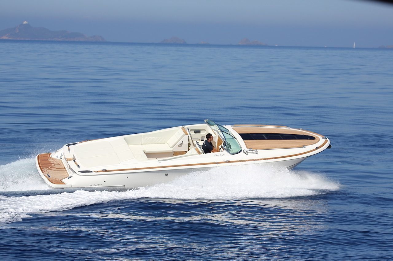 Louez un bateau avec skipper et laissez vous conduire vers les sites de Senetosa, Bonifacio, ils Lavezzi