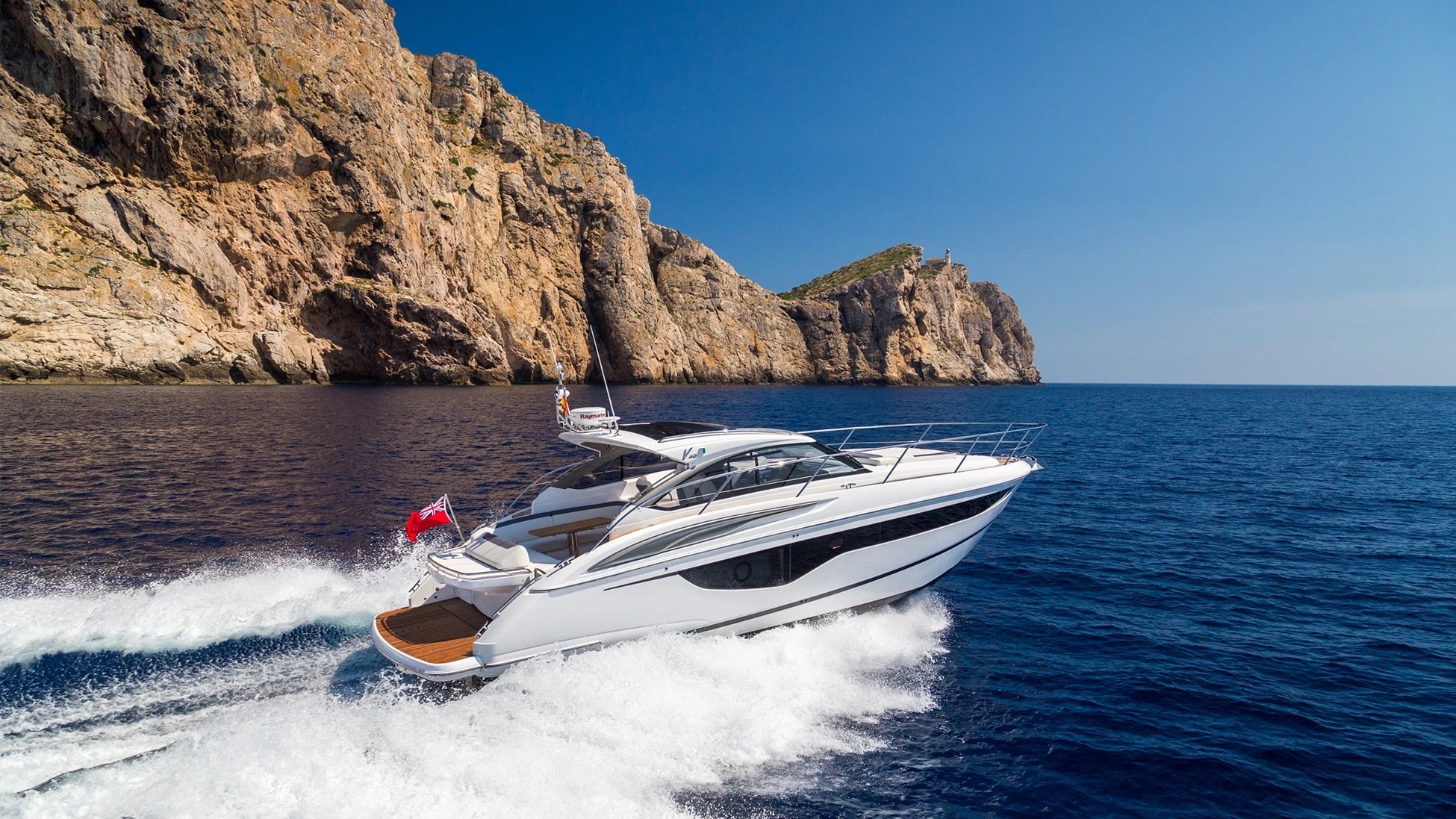 Yacht de luxe naviguant le long des cotes sardes en mer Méditerranée