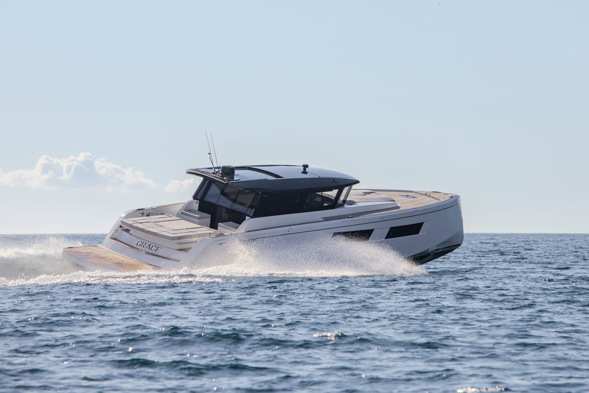 Yacht PARDO naviguant rapidement sur les eaux corses avec une traînée d’écume