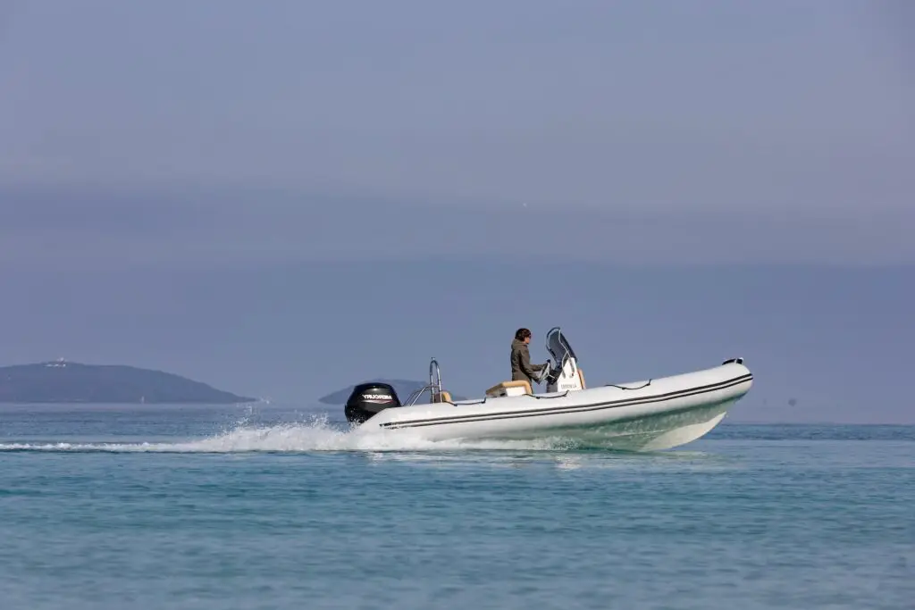 Bateau Bombard Neo 650 8 personnes 6.50m