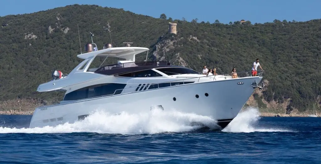 Bateau Ferretti 800 12 personnes 24m