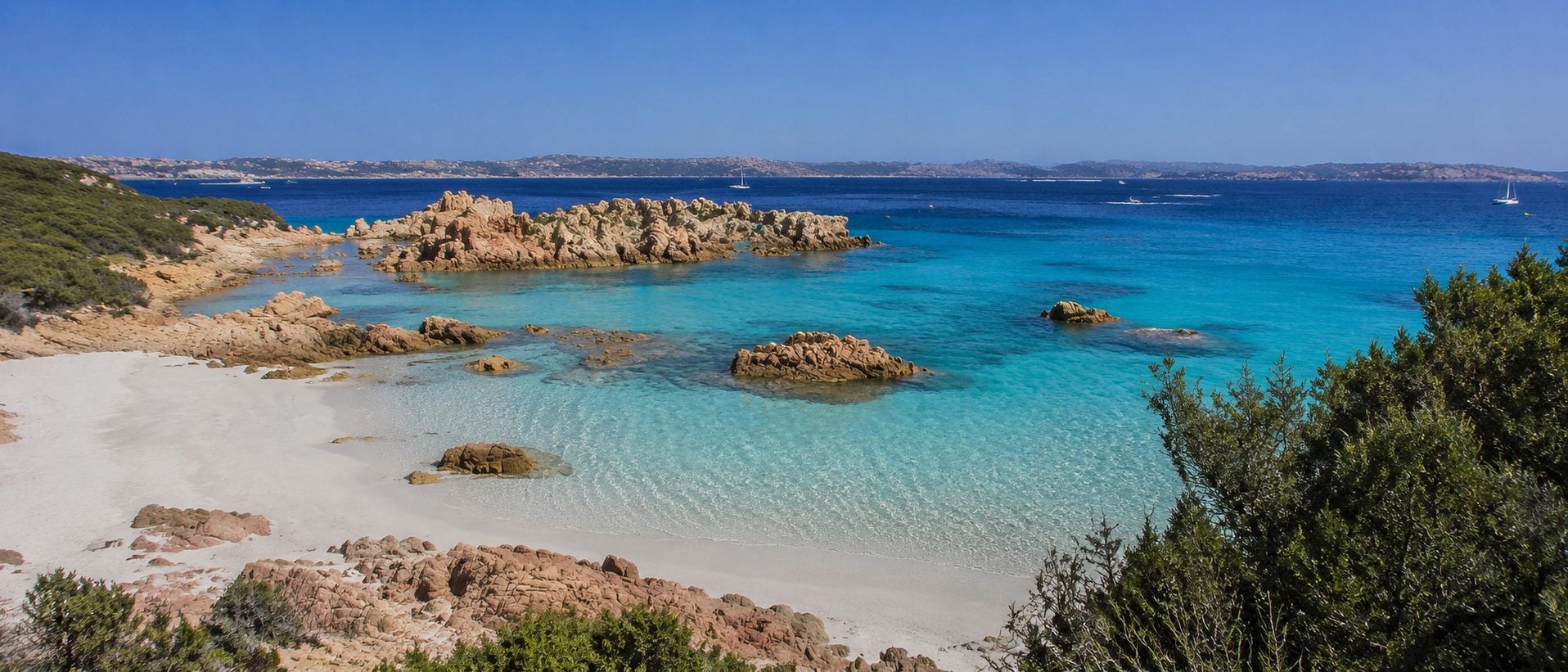 Eaux turquoise, sable clair et rochers de granit rose de l'archipel de la Maddalena en Sardaigne